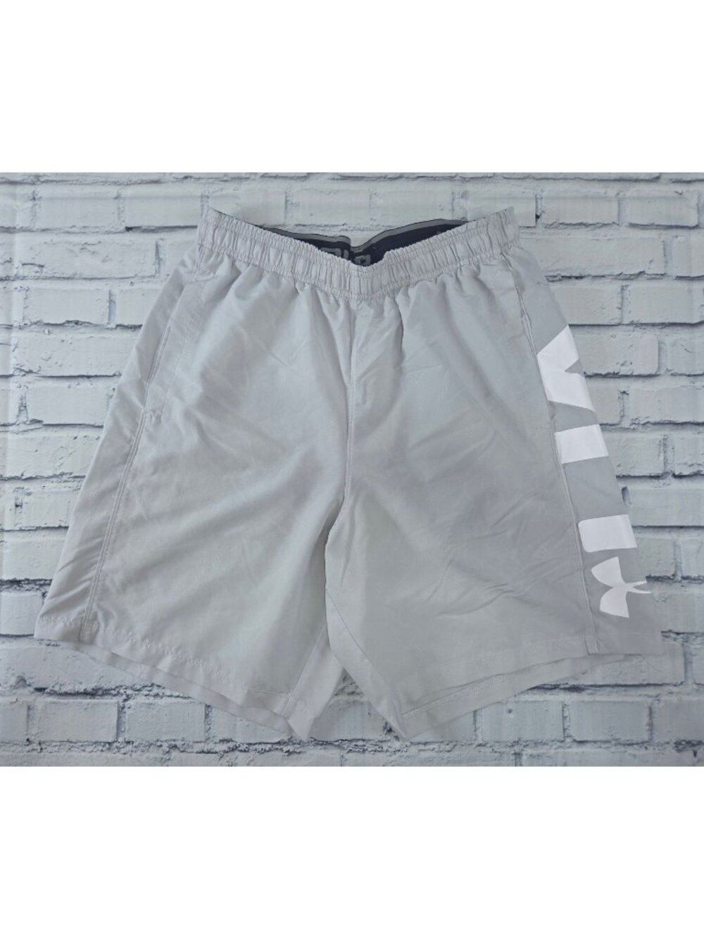 Under Armour Mens Loose Fit HeatGear Gray Shorts Size Medium